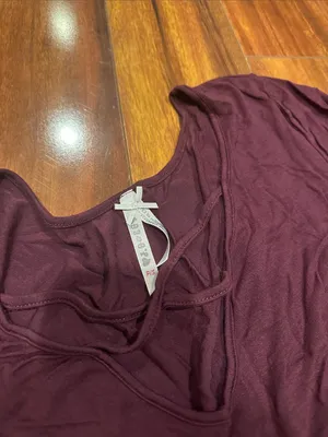 Short Sleeve V-Neck Tee in Plum thumbnail 2