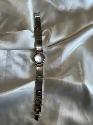 Gucci Vintage Womens Watch With black Face And Stainless Steel Band thumbnail 9