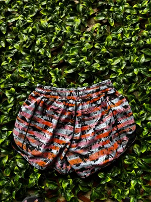 Lululemon Hot Hot Shorts Size 6 Tall thumbnail 5