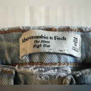 Abercrombie & Fitch The Mom High Rise Jeans size 0 thumbnail 3