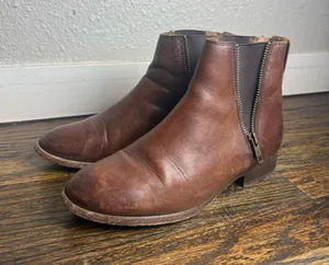 Frye Carly Zip Chelsea‎ Boots Women’s Brown Leather Ankle Booties Size 6.B thumbnail 1