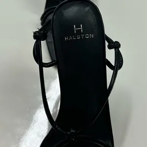 Halston black pumps! 71/2 Fashionable!--these are a must 4 fashion! Heels hot!! thumbnail 4