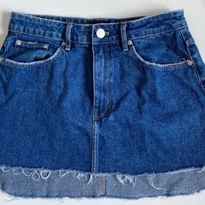 Zara Blue Denim Mini Skirt Raw Hem‎ High Waisted Medium Wash Size 28/M thumbnail 7