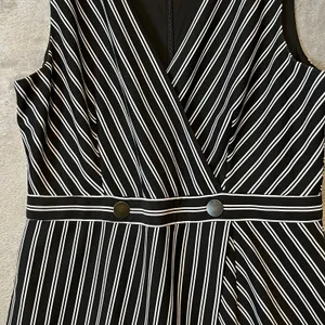 Hutch Indira Asymmetrical‎ Striped V-Neck Wrap Dress Size Small Black & White thumbnail 3