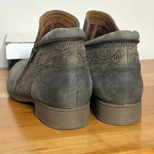Cobb Hill CI6911 Womens Grey Suede Laser Cut Ankle Boots Size 8.5 W thumbnail 5