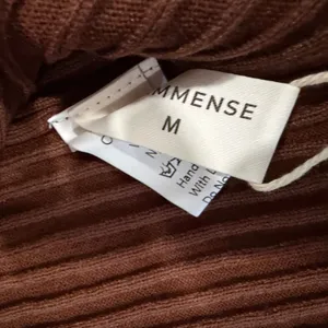 Commense Old Money Minimalist Golden Button Chocolate Brown Split Knit Top M thumbnail 3