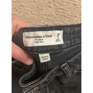 Abercrombie & fitch the mom high rise curve love 26/2 size thumbnail 6