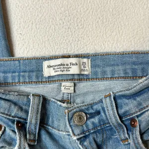 Abercrombie & Fitch Curve Love Ultra High Rise Ankle Straight Jeans thumbnail 4