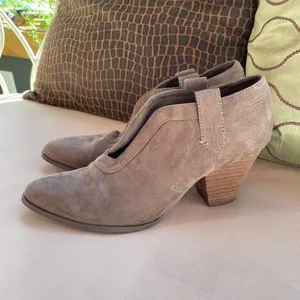 Charles by Charles‎ David Heeled Ankle Boots 7.5 thumbnail 2