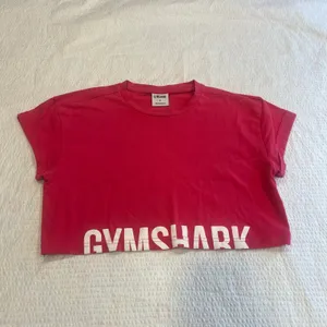 Gymshark hot pink crop top for women size Small thumbnail 2