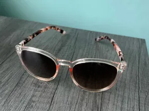 Sunglasses thumbnail 1