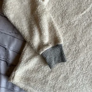 Jackson Hole Wyoming Ivory Fleece Cowl Neck Top Ski & Snowboard Winter Resort thumbnail 2