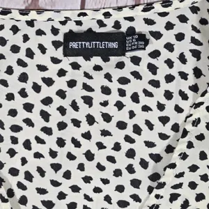 PrettyLittleThing Black Dalmatian Print Smocked Waist Tie Front Mini‎ Dress 6 thumbnail 3