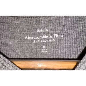 Abercrombie & Fitch AF Essential Baby Tee Gray Knit Long Sleeve Crop Top Size M thumbnail 3