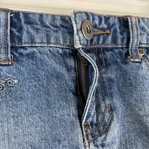 So‎ Brand Juniors 5 Silver Threading Embroidered Accents Mini Denim Skirt Y2K thumbnail 5