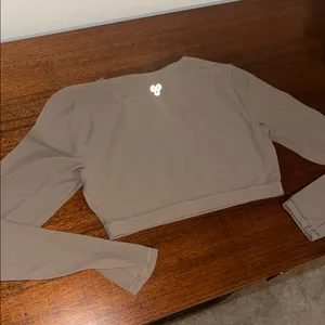 Aritzia BUTTER Mobility Longsleeve Crop Top - workout top in nomad Taupe size M thumbnail 2