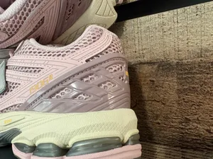 Kid’s 4.5 new balance sneaker.  thumbnail 5
