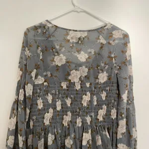 AMERICAN EAGLE Smocked Floral Blouse Blue Cream Ivory Long Sleeve Boho Peplum XS thumbnail 14