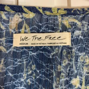 We The Free People Blue Floral Sheer Crop Top Long‎ Sleeve Medium Dark Romantic thumbnail 2