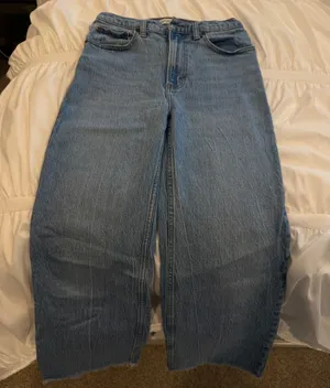 Abercrombie 90s High-Rise Relaxed Jeans thumbnail 1