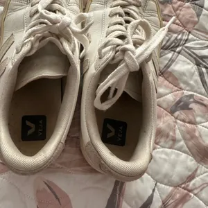 Veja Cream and Tan Low-Top Leather Sneakers thumbnail 6