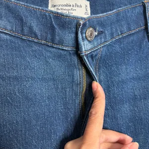 Abercrombie & Fitch The Vintage High Rise‎ Flare Raw Hem Medium Wash 34/18 Short thumbnail 4
