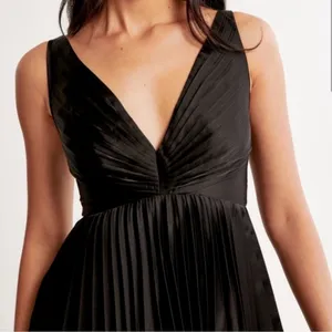 Abercrombie Black Pleated Plunge Mini Dress thumbnail 4