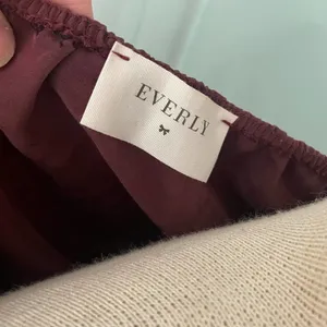 Everly Cropped Flare Sleeve Cropped Blouse Size Medium Romantic Renaissance thumbnail 4