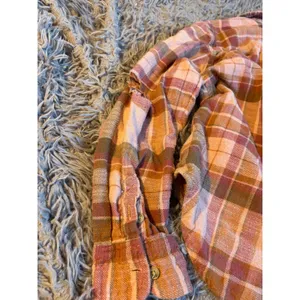 American Eagle Pink Plaid Flannel Shirt‎ Womens Medium Distressed Ripped Elbows thumbnail 4