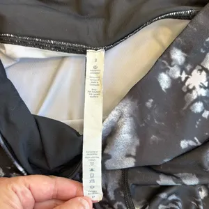 Lululemon Black White Abstract Floral Mesh Crop‎ Leggings Size 8 thumbnail 9