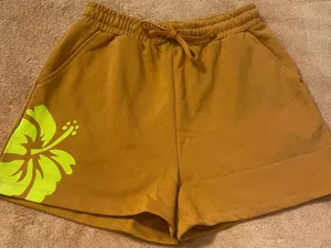 Roxy sweatshirt material shorts. Size medium thumbnail 1