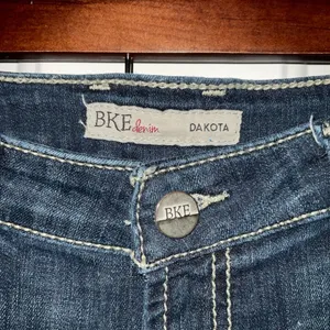 BKE Dakota‎ Mid Rise Dark Wash Cropped Jeans Size 29 thumbnail 2