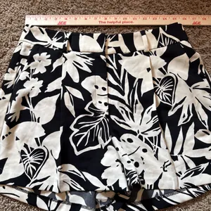 Express Stylist Shorts Women's 10 Black & White Floral Pleated High Rise thumbnail 3