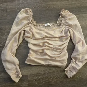 NWOT the Label Ruched Smock-Back Long Sleeve Blouse in Blush. Size Small thumbnail 7