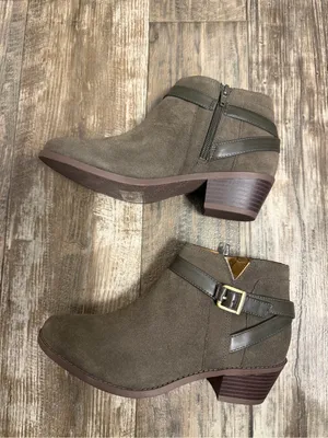 Vionic NWOB Women's Olive Green Suede Ankle Boot with Buckle Strap Size 6.5 thumbnail 11