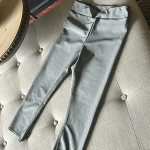 Alo Yoga Grey Cropped Workout Leggings Size Small thumbnail 4