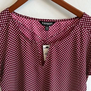 NWT Express Burgundy White Cap Sleeve Polka Dot Blouse Size Women's XS thumbnail 2