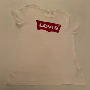 Levi's Classic Red Logo White Tee Size XL thumbnail 3