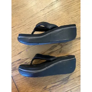 Volatile Women’s Black Thong Wedge Slip-On Sandals Logo Accent US 7.5 thumbnail 4