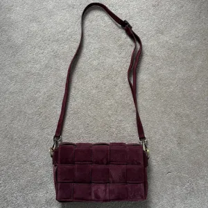 Viola Castellani Genuine Suede Woven Padded Flap Crossbody Bag Dark Purple thumbnail 2