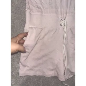 Monrow Women's V-Neck‎ Sleeveless Pockets Short Romper Pink Size XS thumbnail 3