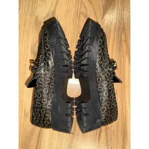 Guess Women's 6.5‎ Hillford Black PU Leather Gold Chain Platform Loafers thumbnail 2