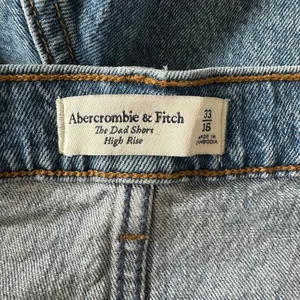 Abercrombie & Fitch 33 /16 Short Jean denim Curve Love Loose Short 5" Inseam thumbnail 3