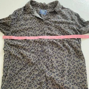 Abercrombie & Fitch Leopard Print Button Down Shirt Women’s Small thumbnail 8