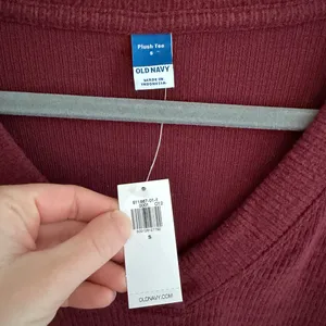 NWT Old Navy Women's Deep Red V-Neck Sweater thumbnail 3
