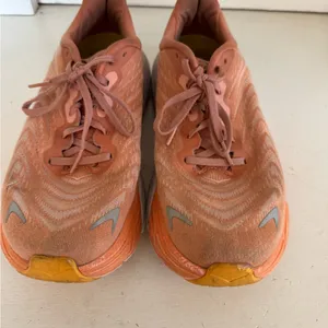 Hoka women’s coral pink Arahi 6 running shoes‎ size 9B thumbnail 4