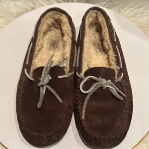 UGG women’s Sheep Lined Moccosin In Coco Brown Size 8. thumbnail 1