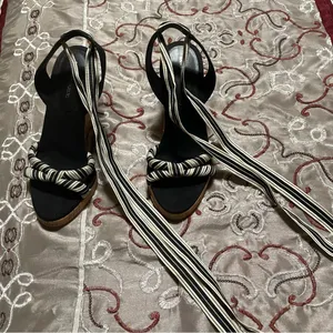 Banana Republic Black and Cream Twisted Sandals thumbnail 2