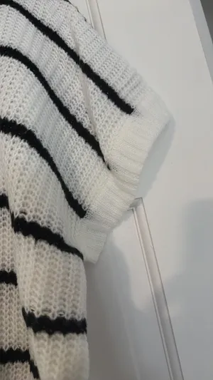 Woman’s Sweater Size M thumbnail 2