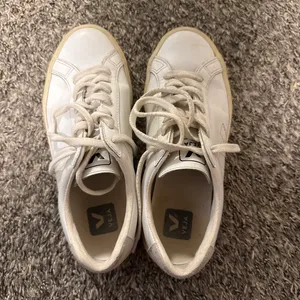 VEJA White Sneakers thumbnail 2